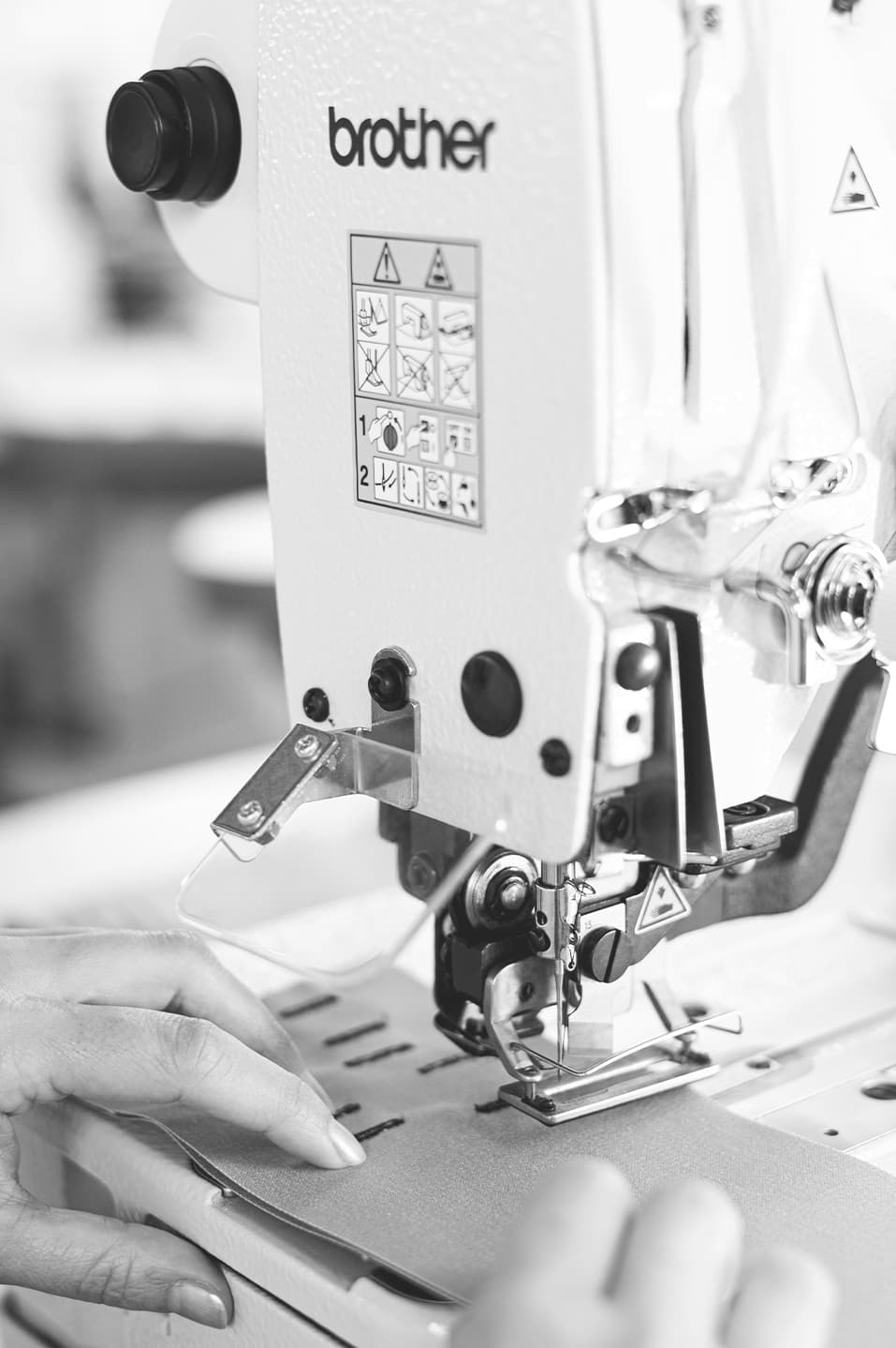 Trabajador utilizando máquina de costura